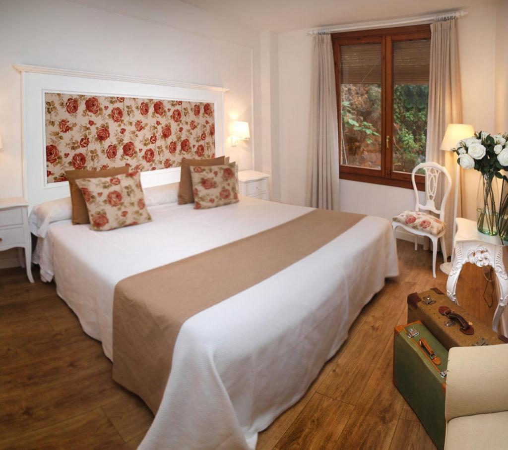 Hotel Santa Maria De Alquézar Екстериор снимка